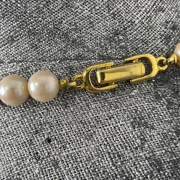 Faux pearl necklace in gold tone setting with black beads costume jewelry classy - Picture 5 of 10